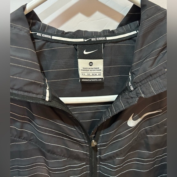 Nike Black and Gray Running Jacket Women’s XS - Picture 3 of 3
